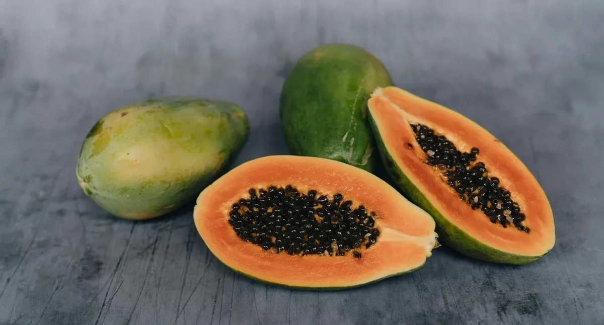 Aufgeschnittene Papaya mit schwarzen Samen - MaiThai Original Aufgeschnittene Papaya mit schwarzen Samen