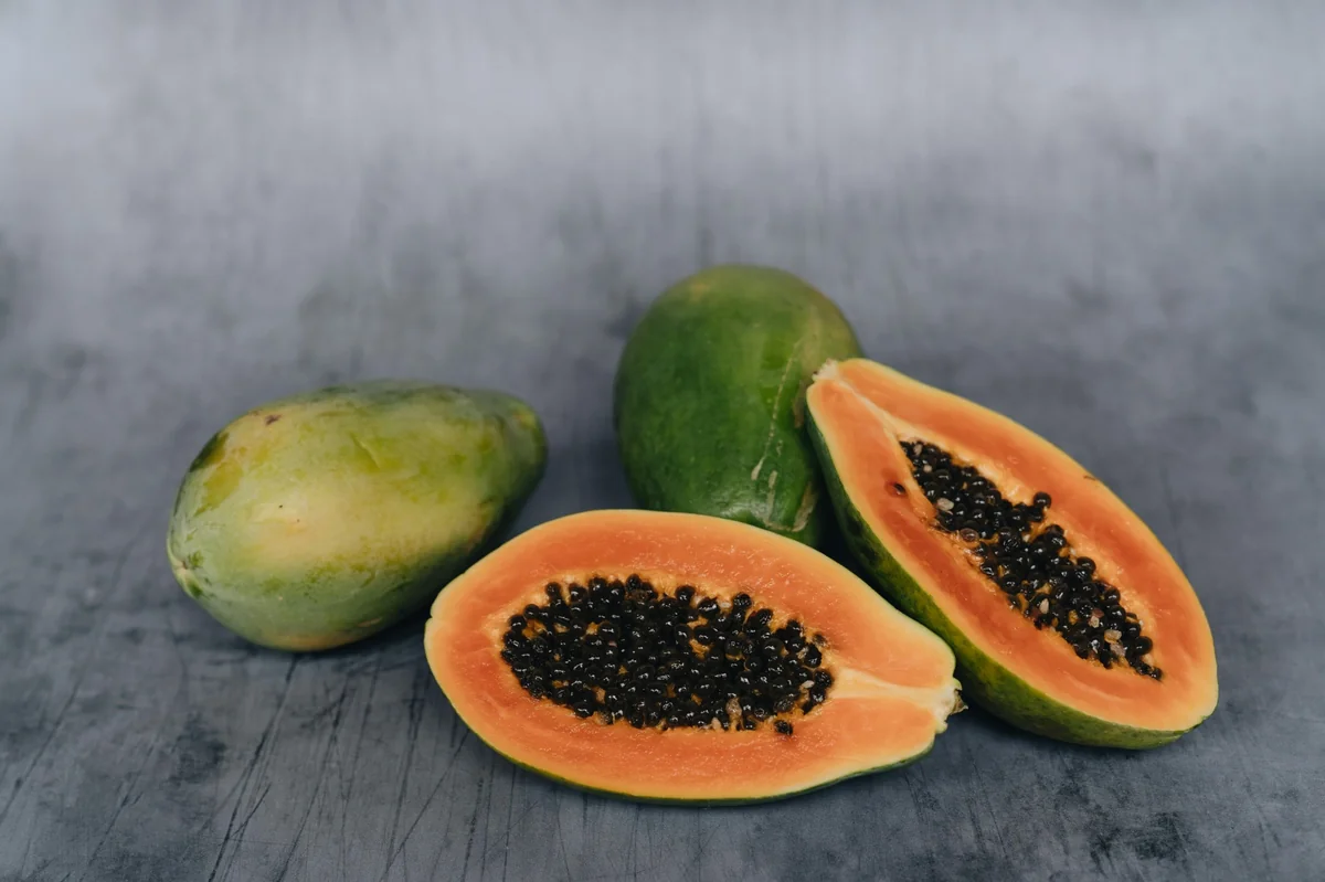 Aufgeschnittene Papaya mit schwarzen Samen